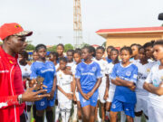 En Guinée, Foot4Change met les filles sur la pelouse et sur les bancs