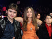 Le plus jeune fils de Michael Jackson porte plainte contre sa grand-mère