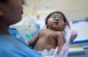 Un bébé opéré avant la naissance par un chirurgien nigérian, pionnier de la chirurgie prénatale