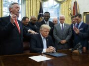 Dans l’ombre de Trump : jusqu’où s’étend le pouvoir des figures évangéliques à la Maison Blanche ?