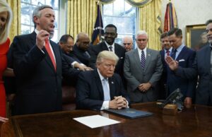 Dans l’ombre de Trump : jusqu’où s’étend le pouvoir des figures évangéliques à la Maison Blanche ?