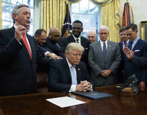 Dans l’ombre de Trump : jusqu’où s’étend le pouvoir des figures évangéliques à la Maison Blanche ?