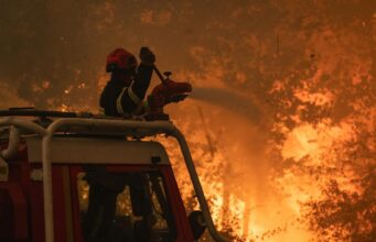 Des violents incendies en Europe : une dizaine de morts et des milliers de personnes évacuées