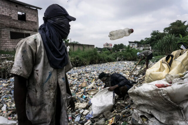 Congolais-ramassent-bouteilles-plastique-vides-jetes-riviere-Kal